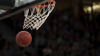 篮球比赛得分与球员数据图表