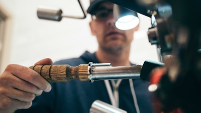 体育数据分析师正在研究比赛录像